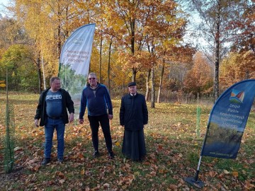 Nowy sad założony przy Parafii Kościoła Starokatolickiego Mariawitów w Dobrej 27.10.2021r. w ramach projektu Owoce pamięci, 